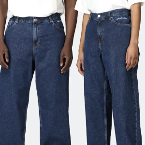 SWEET SKTBS JEANS - Säljer dessa Loose fit jeansen i en ur snygg mörkblå färg! Använda nån gång ute och fåtal gånger hemma och i ett mycket bra skick 💓Utgångs pris 699 kr men säljer för 400kr