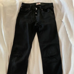 Svarta Levis 501 - Helt vanliga raka Levis 501 i svart. I använt men fortfarande fint skick, Skriv om du vill ha fler bilder!