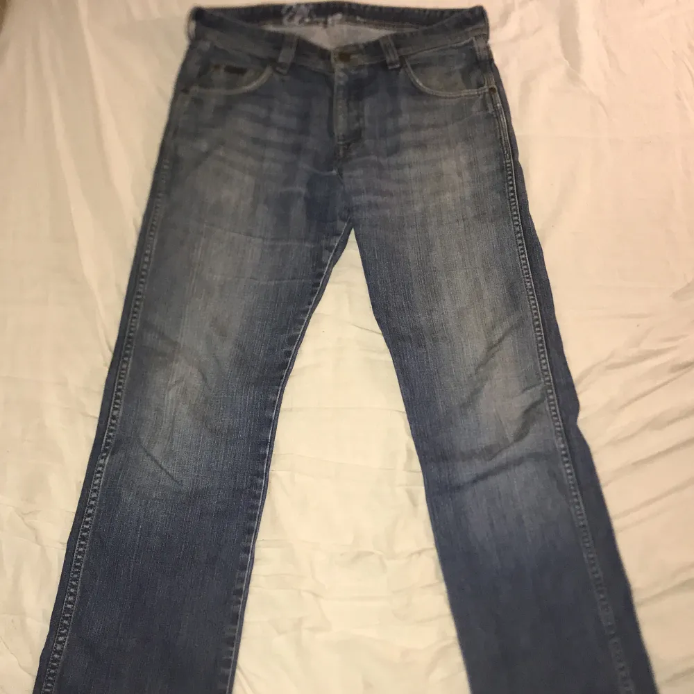 Wrangler straight fit jeans som ej används längre. Väldigt bra skick med inga defekter. Skriv för mer bilder. Pris kan diskuteras . Jeans & Byxor.