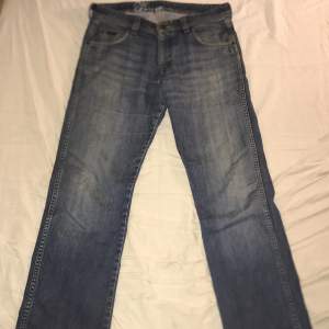 Wrangler straight fit jeans som ej används längre. Väldigt bra skick med inga defekter. Skriv för mer bilder. Pris kan diskuteras 