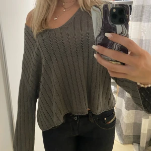 Tröja - Mörkgrön tröja som är köpt på zara men kommer tyvärr inte till användning. 