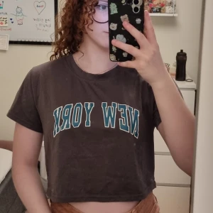 T-shirt  - Grå T-shirt med tryck ifrån Romwe. Romwe har anurlunda storlekar och därför blev jag (en storlek S) en XL.