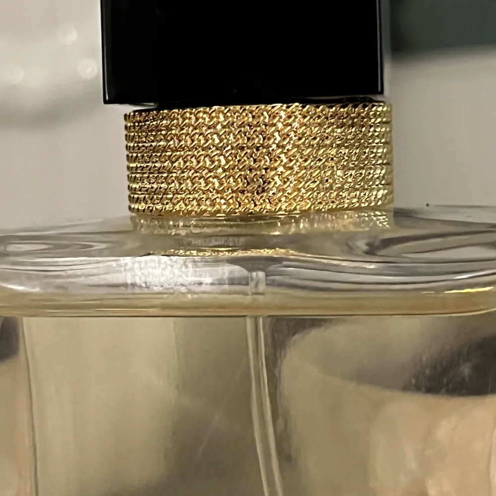 Inprinsip helt ny flaska av den populära parfymen Yves Saint Laurent Libre. Flaskan innehöll 50 ml vid köp. Nypris 50 ml runt 1100kr. Öppen för prisförslag.. Accessoarer.