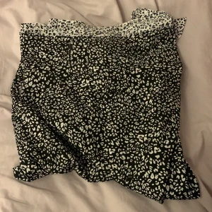 Kjol  - Säljer denna här ”sneskurade” kjolen som är vit på baksidan och svart på framsidan❣️