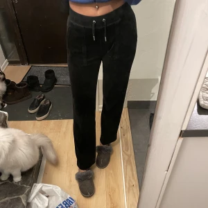 Juicy couture mjukisbyxor - Säljer mina fina juicy couture byxor då de ej kommer till användning. De är i velour, nyskick 🫶🏽 nypris 1099kr och jag är 172cm för referens. Frakt tillkommer för köparen💓