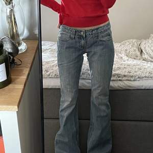 Vintage lågmidjade jeans i perfekt skick. Köpta secondhand 💌  Tjejen på bilden är 165cm lång! 