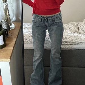 Lågmidjade bootcut/ flare jeans  - Vintage lågmidjade jeans i perfekt skick. Köpta secondhand 💌  Tjejen på bilden är 165cm lång! 