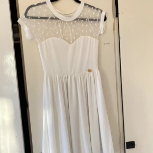 Studentklänning - Säljer denna superfina klänningen, perfekt till skolavslutningen eller stidenten. Köpt på bubbleroom, helt oanvänd Nypris 699kr Säljer för 200kr