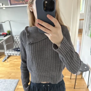 Fin stickad tröja - Mörkgrön tjock lite cellas tröja. Unik och köpt i usa!