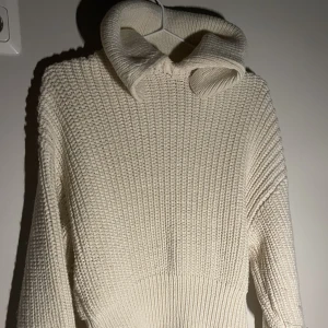 Snygg stickad tröja - Jättemysig men använder den inte. 
