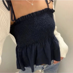 Marinblått linne - Säljer detta marinblåa linne för det inte kommer till användning. Storlek xs och passar jätte bra till sommaren(första bilden är lånad)