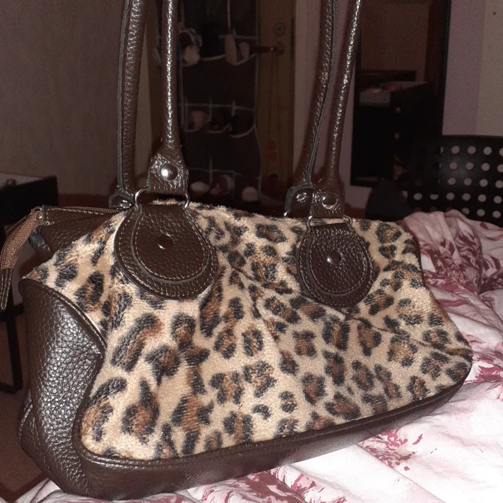 En brud leopard mönstrad handväska, Använd 2ggr. Väskor.