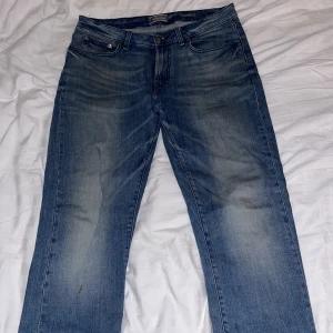 Jeans  - Blå jeans från Dressmann, liten fläck på knät som går att tvätta bort 