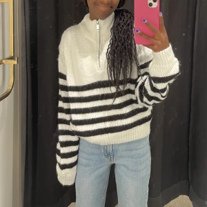 Stickad tröja  - Jättefin, har många likadana därför säljer jag denna!