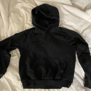 Hoodie - En mysig svart hoodie i märket Stay. 