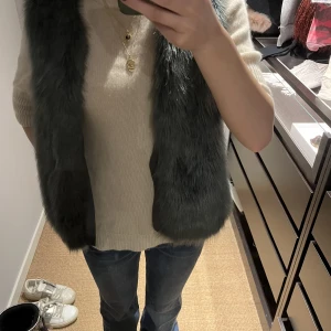 Pälsväst - Sååå fin pälsväst i en blå grå färg. Så snyggt att ha med en stickad tröja under. 