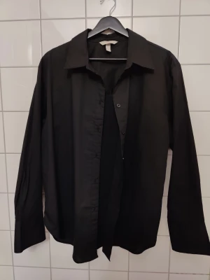 Skjorta  - Svart skjorta från H&M. Använd endast 1 gång. Köparen står för frakten