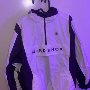 Vintage nike - Säljer en vindjacka från nike. Endast testad och finns inga tydliga tecken på användning. Endast lite skrynklig. Pris kan diskuteras