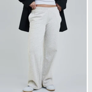 Låga mjukisbyxor  - Säljer ett par låga mjukisbyxor ifrån Bikbok. Storlek xs 