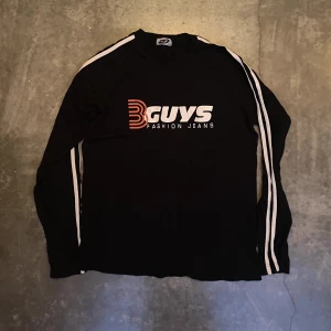 Tröja GUS - En tröja från gus i storlek M. 3 FÖR 2 ALLA PRODUKTER på sidan. Betalar ej frakt och kan mötas upp i uppsala/stockholm. 