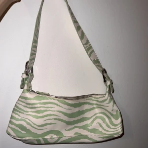 handväska - handväska, vet ej vart den är ifrån, men använder inte längre🤍💚