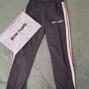 Äkta Palm Angels Tracksuit Byxor, Space Gray. Skick 10/10 Nypris : 310€ (3400kr)