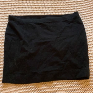 Minikjol/barnkjol - En kjol från HM i storlek 146/152. Svart i perfekt skick. 