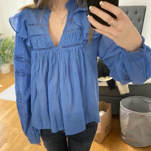 Neo Noir blå blus  - Jag säljer denhär jättefina blå blusen från neo noir med fina volang detaljer.  Den är i nyskick och aldrig använd. Nypris: 749kr. Blusen är i storlek S. 💕
