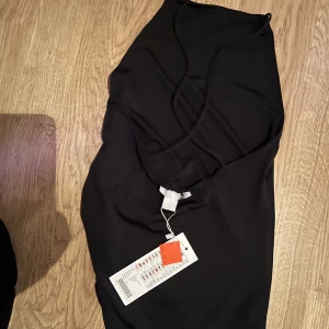 Body - Hej! Säljer min body som kommer från newyorker, prislapp sitter kvar så aldrig använd:) säljer den för 80kr eller bud:) köparen står för frakt❤️