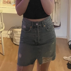 Jeanskjol - Hej! Säljer nu min fina jeanskjol som jag har använt mycket men den är i bra skick ändå! 100kr eller bud:) köparen står för frakten❤️