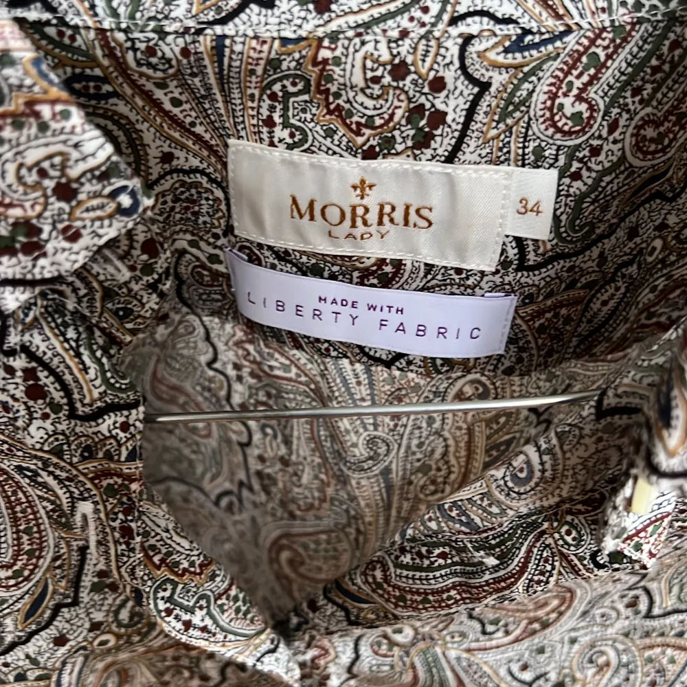 Ny, aldrig använd Morris skjorta i fina glad färger. Storlek 34. . Blusar.
