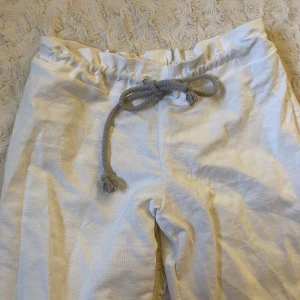 Linnebyxor  - Säljer dessa super fina lågmidjade linnebyxor. Köpta på Plick pris kan diskuteras då de har lite trådar på insidan men inget som syns på utsidan💕