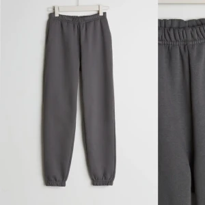 Mörkgrå mysbyxor  - Säljer nu mina mörkgrå mysbyxor då dom nästan aldrig är använda. Säljer dom pga att jag inte tycker jag passar i dom och använder dom då inte, dom är i storlek XS men jag skulle säga att dom är mellan XS/S. Orginal pris är 299kr💕