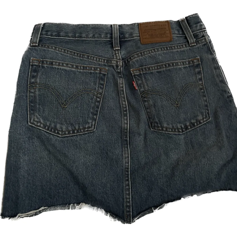 En jeans kjol från Levi’s i strl 24 (skulle tro att det motsvarar xs/s mer xs hållet) Passar verkligen inte mig som har 38 i jeans. Kanterna är lite upprullade men går säkert att fixa med strykjärn. Perfekt till sommaren💌. Kjolar.