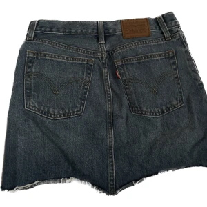 Levi’s jeans kjol - En jeans kjol från Levi’s i strl 24 (skulle tro att det motsvarar xs/s mer xs hållet) Passar verkligen inte mig som har 38 i jeans. Kanterna är lite upprullade men går säkert att fixa med strykjärn. Perfekt till sommaren💌