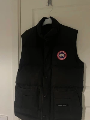 Väst Canada goose  - Canada goose väst nyskick Ny pris 5700kr  Storlek XS MEN PASSAR S  Jag fraktar över hela Sverige 