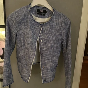 Snygg kavaj  - Svin snygg till ett par vita jeans . Xs men en as och en liten M kan ha den med .