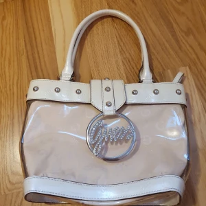 Guess väska - (äkta) Så fin och unik väska från guess! Köpt secondhand så aldrig använt av mig. Lite slitningar på handtaget men inget man tänker på alls😊 Från 00-talet! {SÄNKT PRIS}