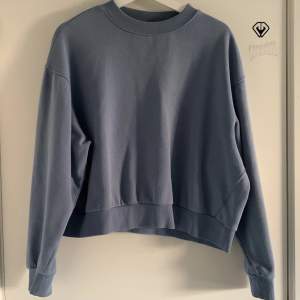 En smutsblå Sweater från Weekday. Är i storlek S passar även M. Är lite boxning och kortare modell. 