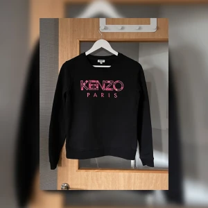 Kenzo - En kenzotröja som bara är använd fåtal gånger! Säljer den pga att det inte är min stil. Den ser nästan helt ny ut!