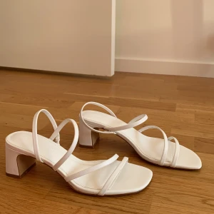 Vita klackskor  - Superfina vita klackar i helt nytt skick, dessa är helt oanvända. Frakt ingår i priset!💕