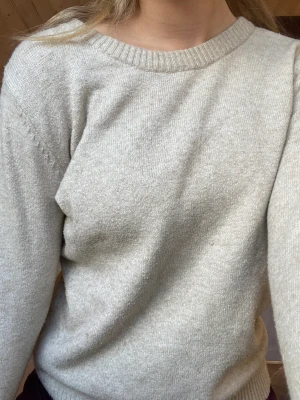 Tjock tröja - Beige tjock tröja från Vila. Jättefin till våren i storlek S. Säljer för 150 kr plus frakt ❤️nästan aldrig använd.