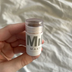 Milk bronzer stick - Säljer dessa bronzer stick från milk eftersom det inte var något för mig 💕 Endast använd 1-2 gånger för att testa, färgen blaze