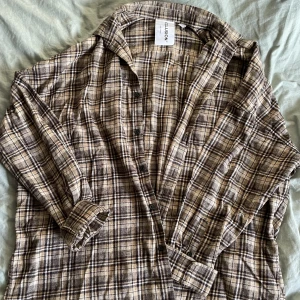 Oversized flanell skjorta - Stor rutig skjorta från ASOS som går att använda som vår/höstjacka