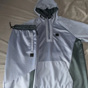 Ett sett  - Det här settet är i väldigt bra skick och är helt ny. Har använt den bara 2 gånger och köpte den nyligen från Storbritannien. Den är väldigt bekväm och fin. Skriv t mig om du är intresserad!!