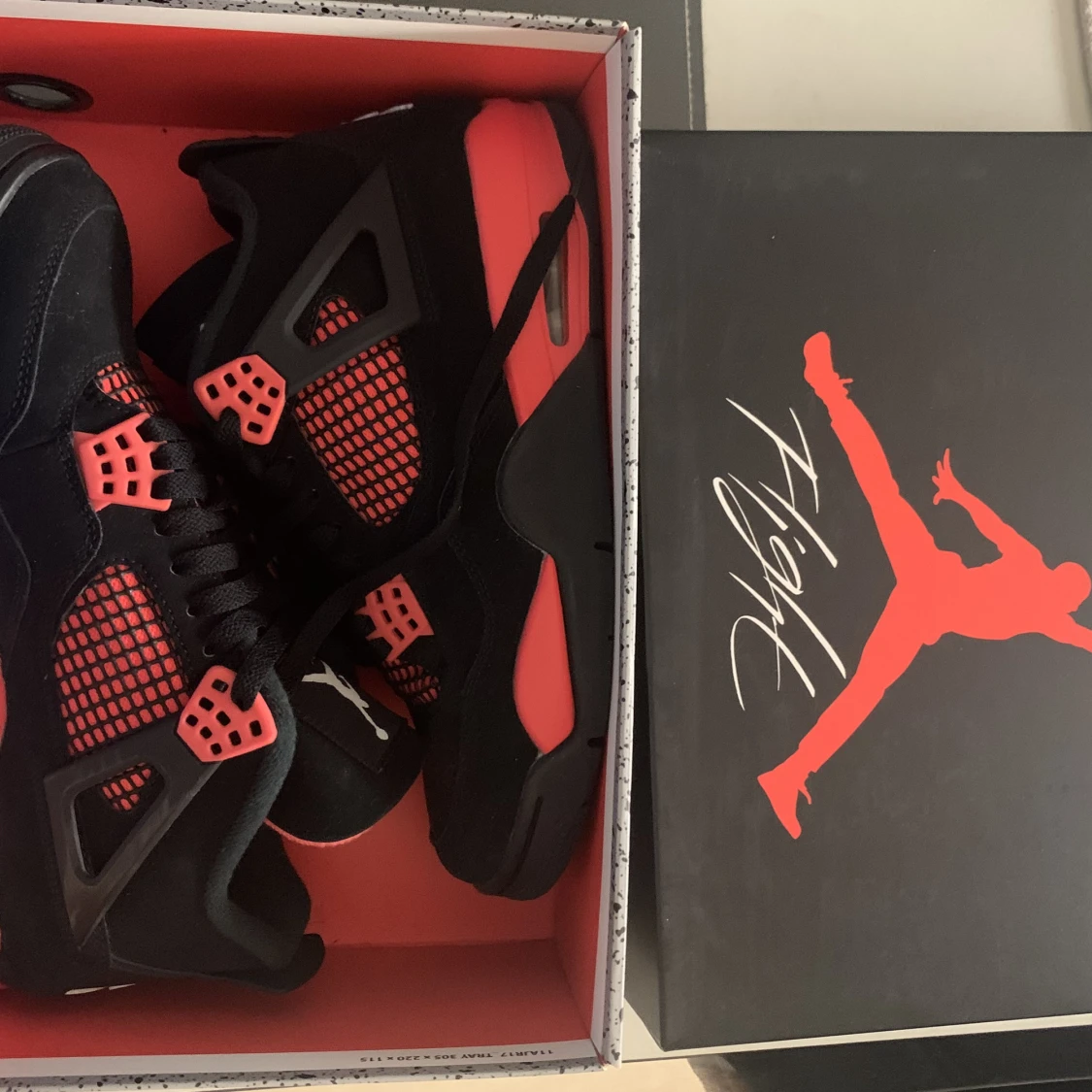 Jordan 4s thunder red - 91