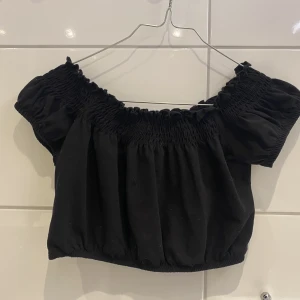 gullig topp - fin topp som passar bra till sommaren. tveka inte att höra av er vid intresse🖤