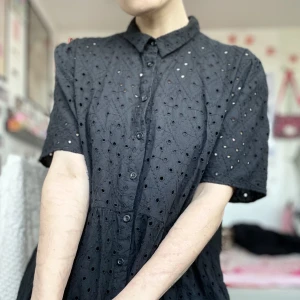 Svart klänning - En svart klänning i storlek 44 från Cubus. Väldigt sparsamt använd. En svart underklänning ingår. Byst: 110cm, midja: 110cm. Frakt tillkommer. ✨