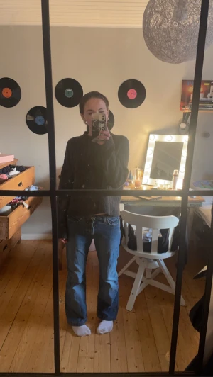 Lågmidjade jeans - Säljer dessa snygga lågmidjade jeans pågrund av dem har blivit lite förkorta i benen❤️ passar en xs-s ❤️ ej andvända så mycket och inga märken eller annat. Skriv vid frågor eller annat❤️