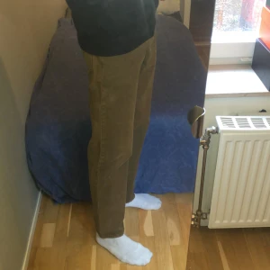 Levi’s jeans 550 - Levi’s 550 köpta på Beyond Retro för 600kr. Lite sliten på lappen där bak men annars inget fel på dem, säljer bara för att redan har så mycket jeans. Nytvättade✅